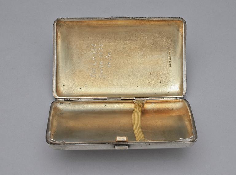 CIGARETTETUI, silver, Helsingfors 1920. Vikt ca 150 gram.