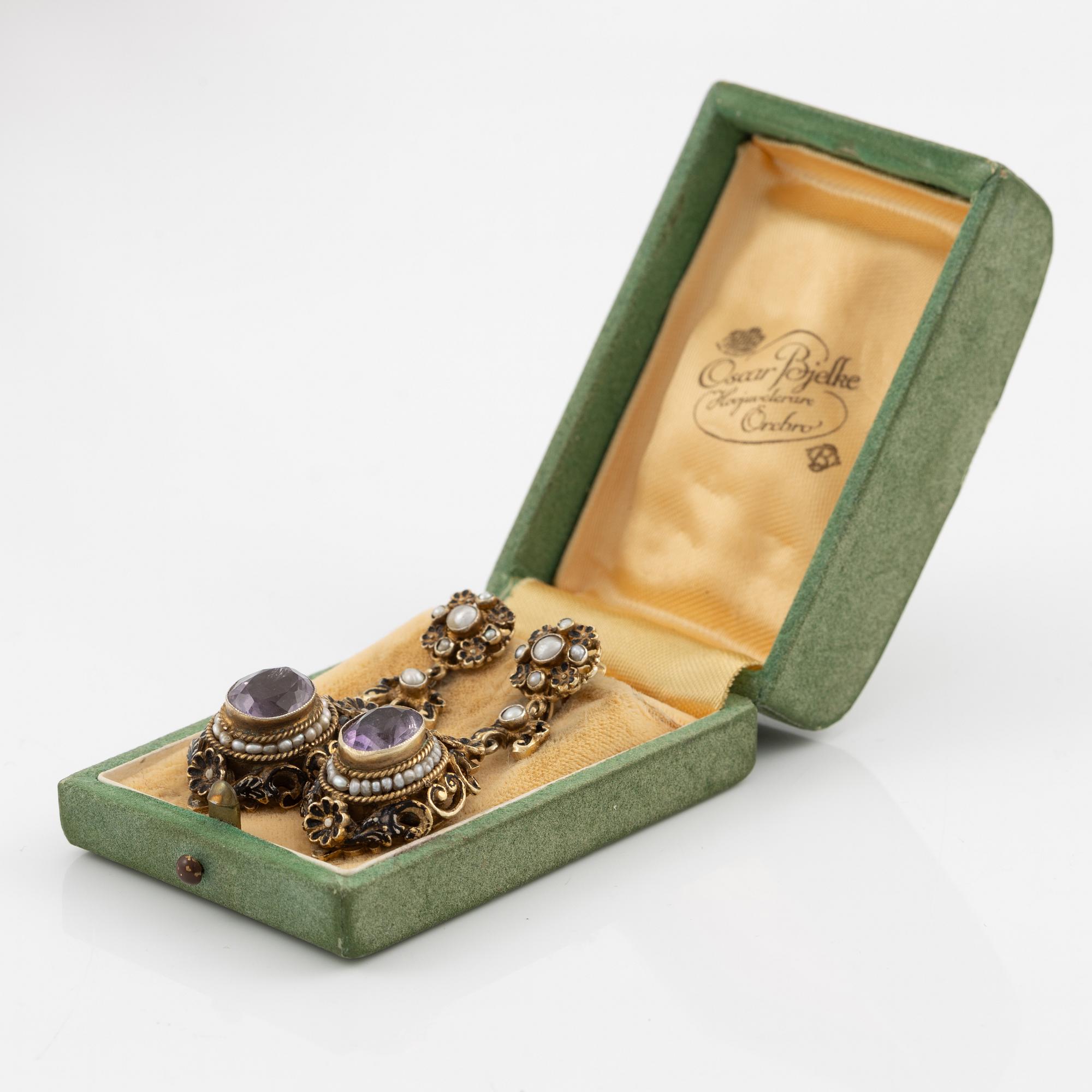 Örhängen, ett par, silver med ametister och pärlor.