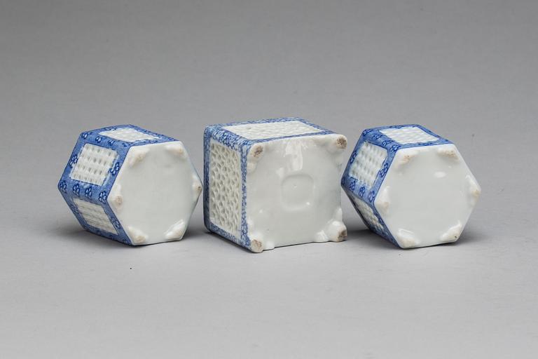 RÖKELSEKAR, 3 st, porslin, Kina, 1900-tal.