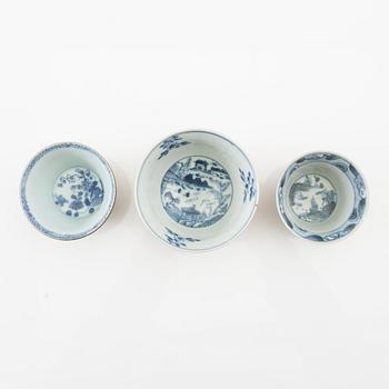 Plates 2 pcs and cups 3 pcs China 18th century porcelain.