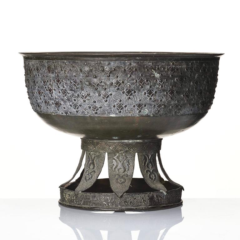 A Japanese bronze censer/vessel, Edo Period (1603-1868).