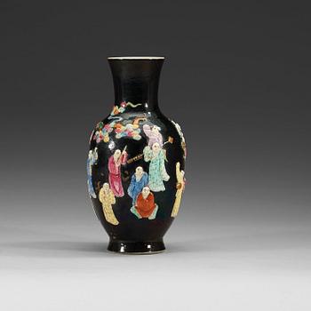 A relief decorated vase, Qing dynasty, 19th Century.