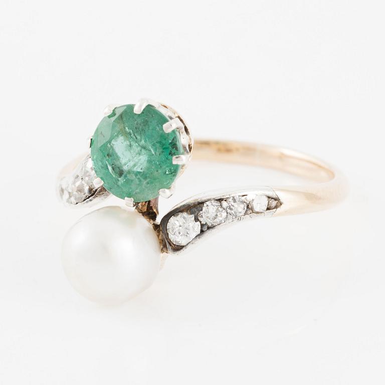 Ring 14K gold with emerald and cultured pearl, as well as old-cut diamonds.