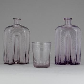 GLAS samt FLASKOR, 2 stycken, glas, 1800-tal.