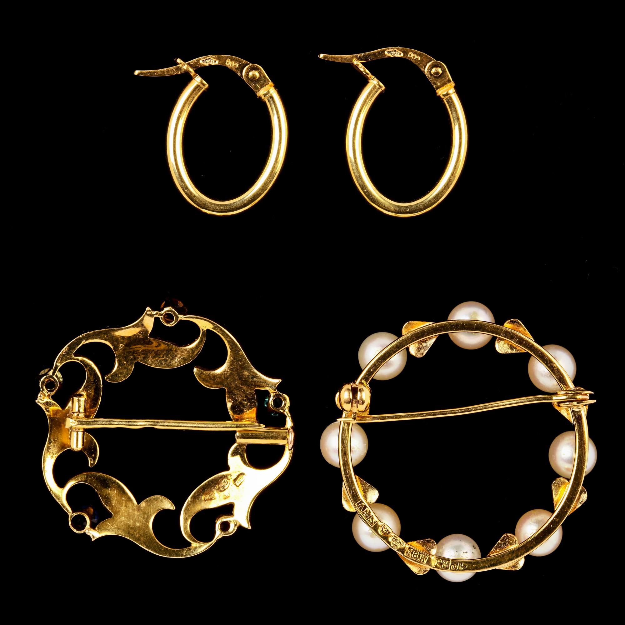 BROSCHER, 2 st, 18k guld med odlade pärlor resp olikfärgade stenar samt ÖRHÄNGEN, ett par, 18k guld. Vikt 9 g.