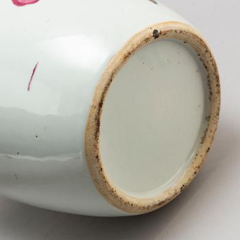 KRUKA, porslin. Kina, Sen Qing omkring 1900.