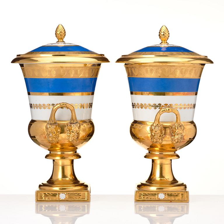 Prakturnor med lock, ett par, porslin. Empire, 1800-talets första hälft.