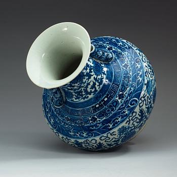 A magnificent blue and white vase, late Qing dynasty (1644-1912).