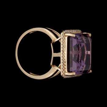 RING, 14k guld med ametist och diamanter. Vikt ca 8,6 gram.