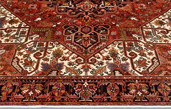 A Heriz/Gorovan carpet, ca 338 x 273 cm.