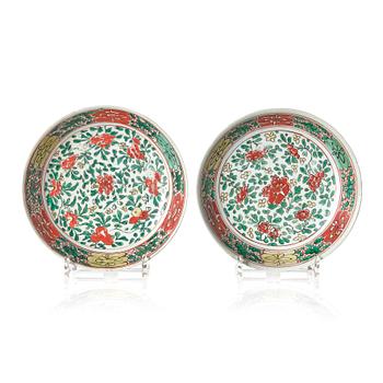 A pair of famille verte decorated dishes, Qing dynasty, Kangxi, 17th Century.