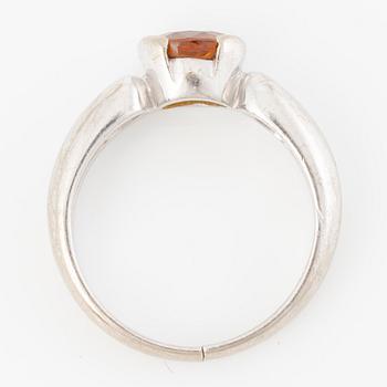 Ring 18K white gold with yellow sapphire.