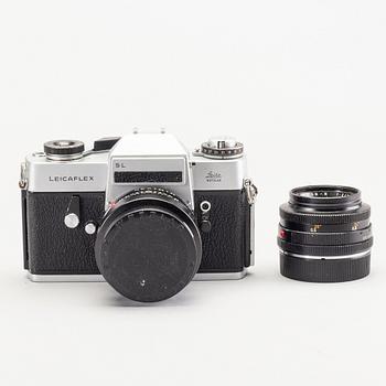 A chrome Leicaflex SL / Leica no 1198668 (1968) and two lenses.