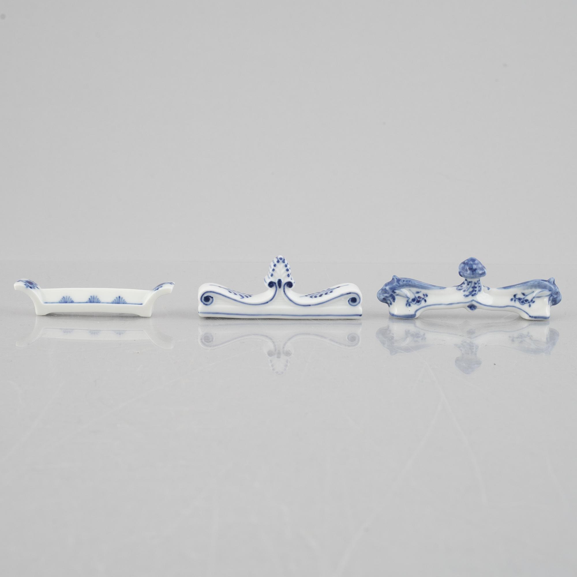 A set of six 'Blue Fluted' porcelain butter knife stands, Royal Copenhagen, models 134, 135 och 2311, 1893-1923.
