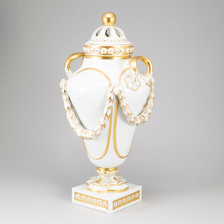 A large vase with cover, Fürstenberg, Germany, 20th century.