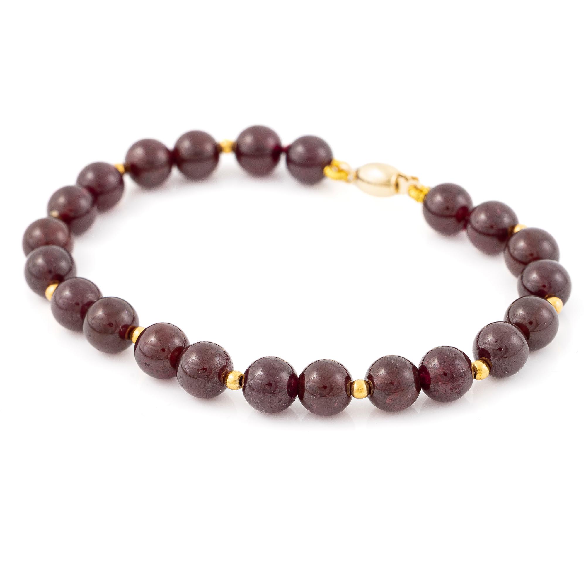 Bracelet with garnet beads and an 18K gold clasp.