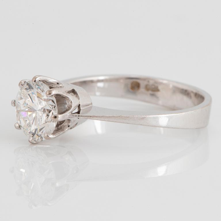 Ring 18K vitguld med en rund briljantslipad diamant ca 1.50 ct.