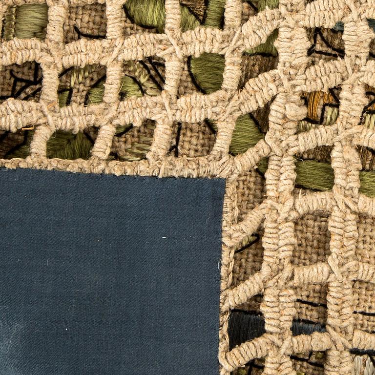 DRAPERI/DUK, linnebroderi, Agda Österberg, Tre Bäckar, Varnhem, omkring 1900-talets mitt. 148 x 62 cm exkl. fransar.