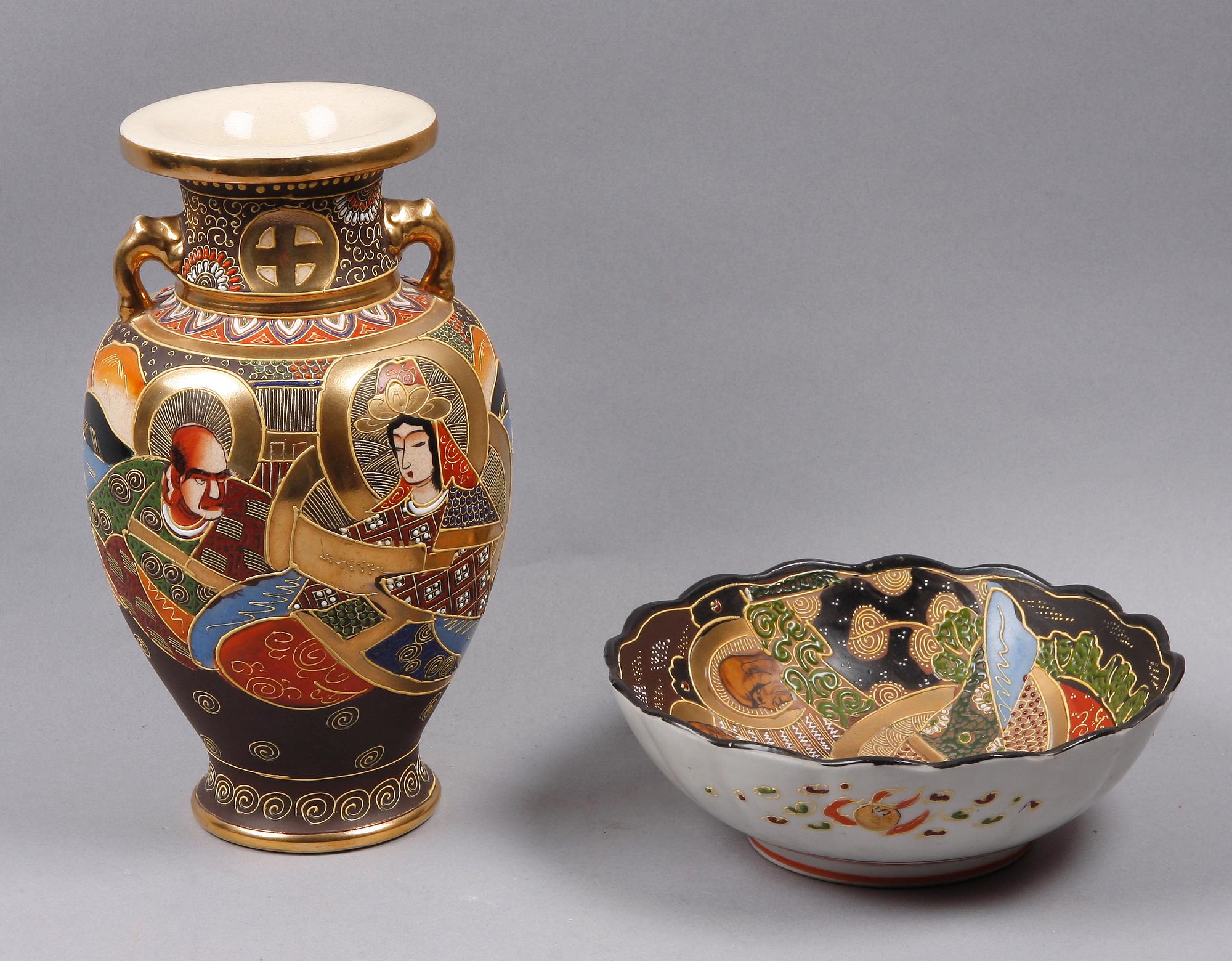 SKÅL OCH VAS, porslin, Japan. 1900-tal.