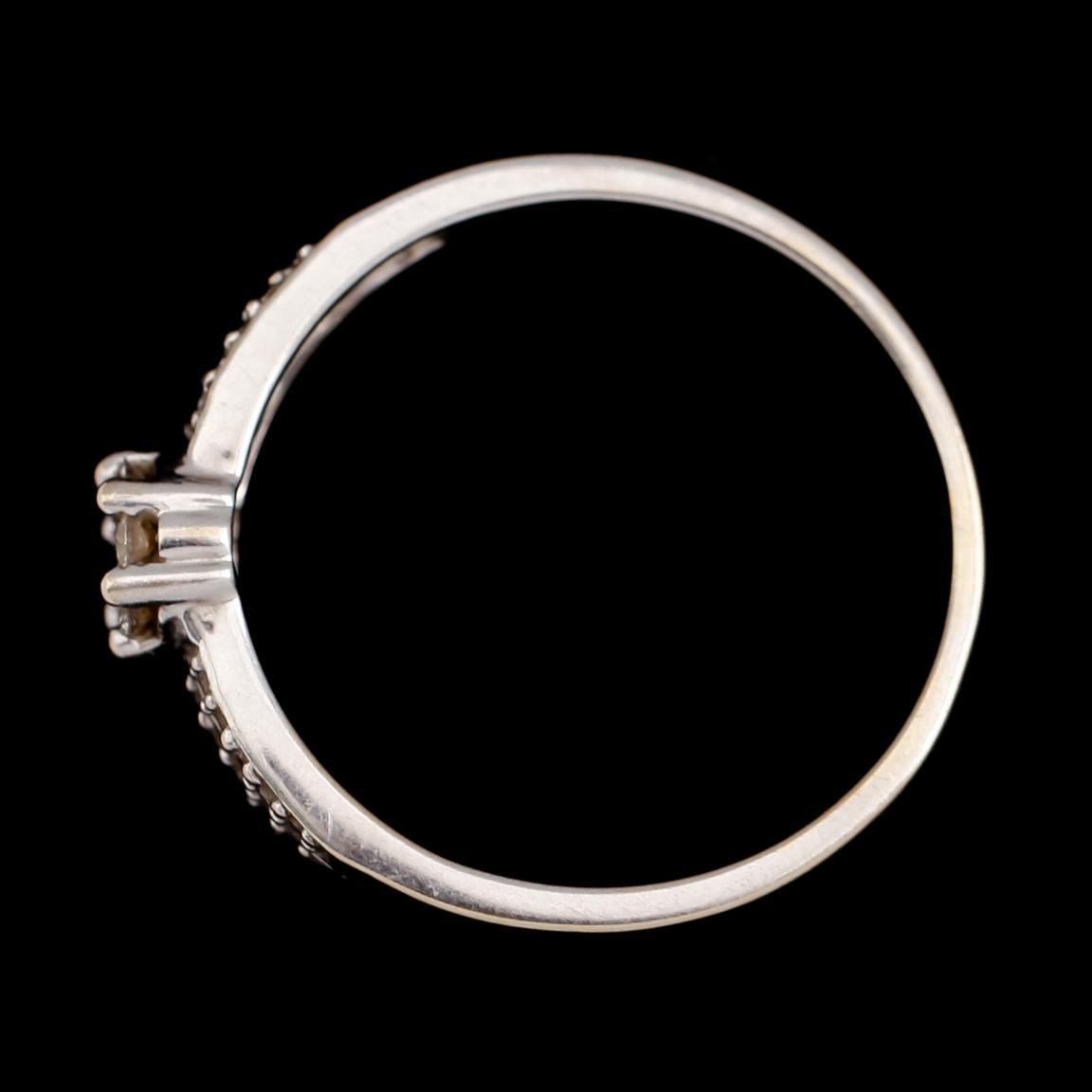 RING, 18 k vitguld och briljantslipade diamanter. Total vikt 4 g.