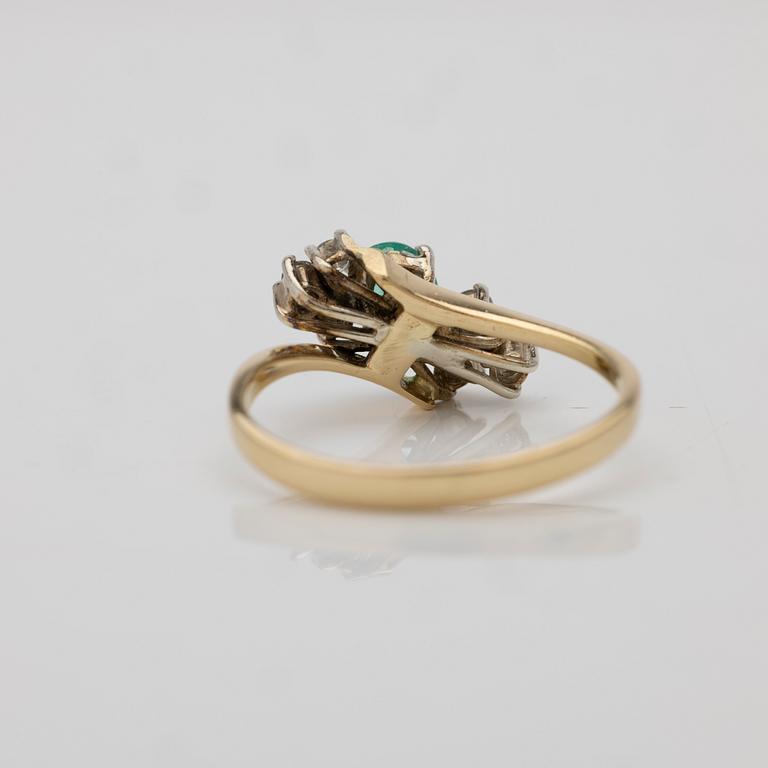 18K gold ring with emerald and diamonds.