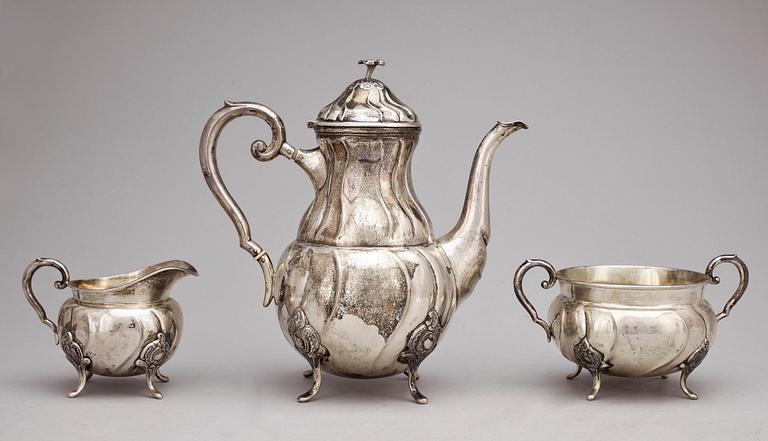 KAFFESERVIS, 3 delar, silver, rokokostil. Nordiska Kompaniet, Stockholm, 1924, importstämpel. Tot vikt ca920g.