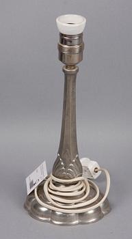 KANDELABRAR, ett par samt BORDSLAMPA, tenn, Just Andersen, Danmark, 1930/40-tal.