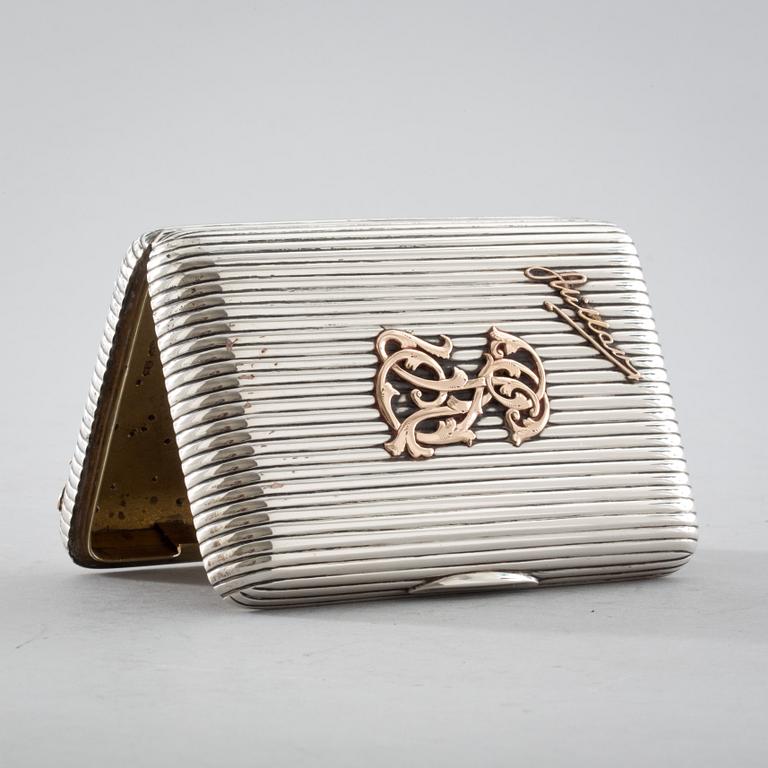 CIGARETTETUI, silver. Henrik Lassas, St Petersburg, 1800-talets slut. Vikt ca 300 gr.