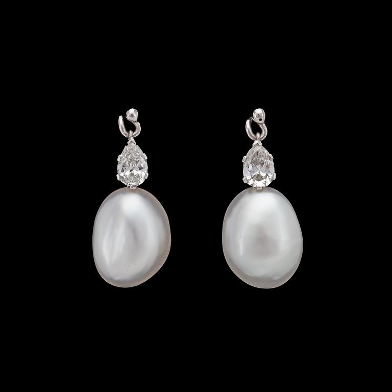 A pair of cultured South sea pearls and drop cut diamond earrings, tot. app. 0.90 cts.