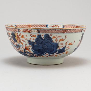 A famille rose and imari 'mandarin' figural export porcelain bowl, Qing dynasty, Qianlong (1736-95).