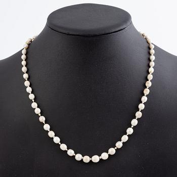 Pärlcollier, med doserade troligen flodpärlor, lås 18K guld och silver med rosenslipade diamanter och grön sten.