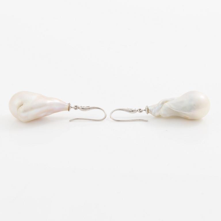 Earrings 18K white gold with cultured baroque freshwater pearls and brilliant-cut diamonds.