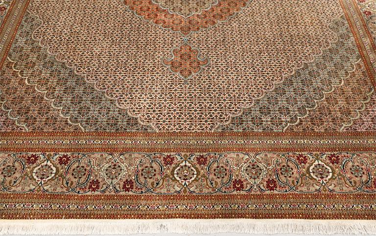 Matta, Täbris, part silk, s.k. 50 Radj, ca 300 x 250 cm.