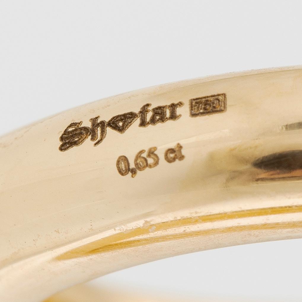 Hoop earrings in 18K gold set with brilliant-cut diamonds.