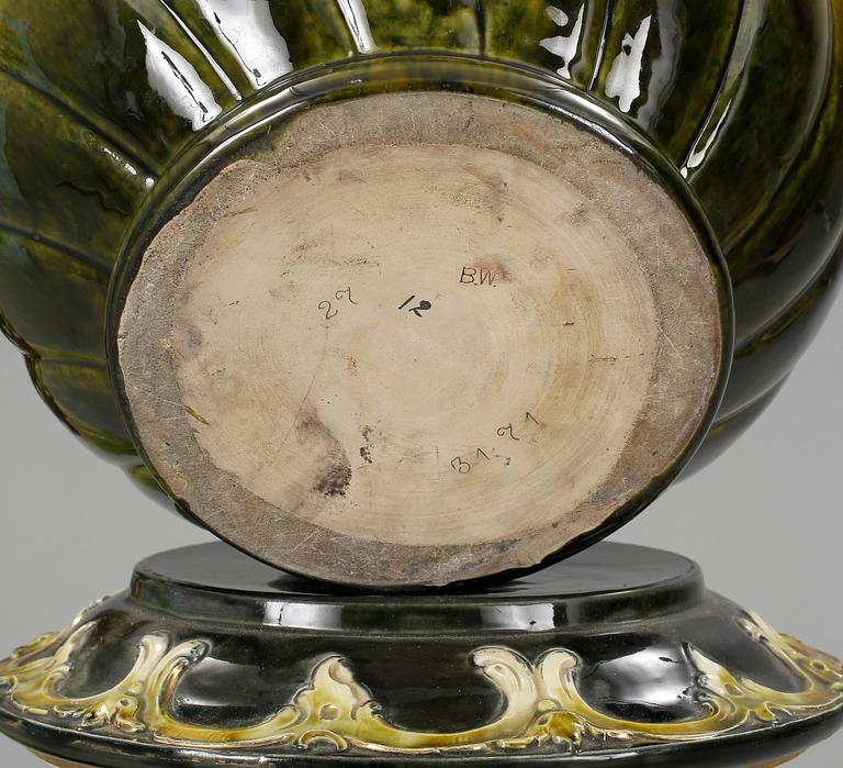 PIEDESTALER med URNOR, ett par, majolika, jugend, omkring 1900.