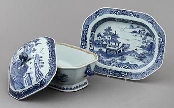 TERRIN MED LOCK OCH FAT, porslin, Kina, 1700-tal.