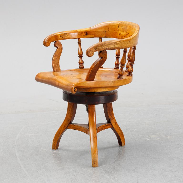 A swivel office chair, end of the 19th Century.