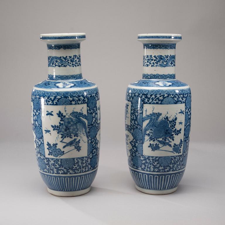 GOLVVASER, ett par, porslin, Kina 1800-tal.