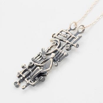 A Jorma Laine pendant with chain in silver.