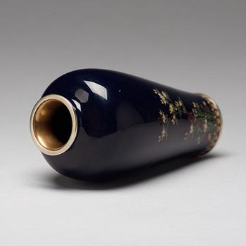 VAS, cloisonné. Japan, Meiji (1868-1912), signerad Kin'unken zo.