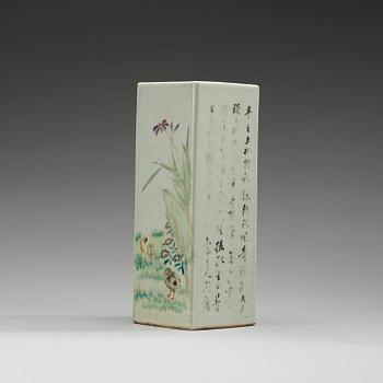 A square enameled vase, Republic, 20th Century.