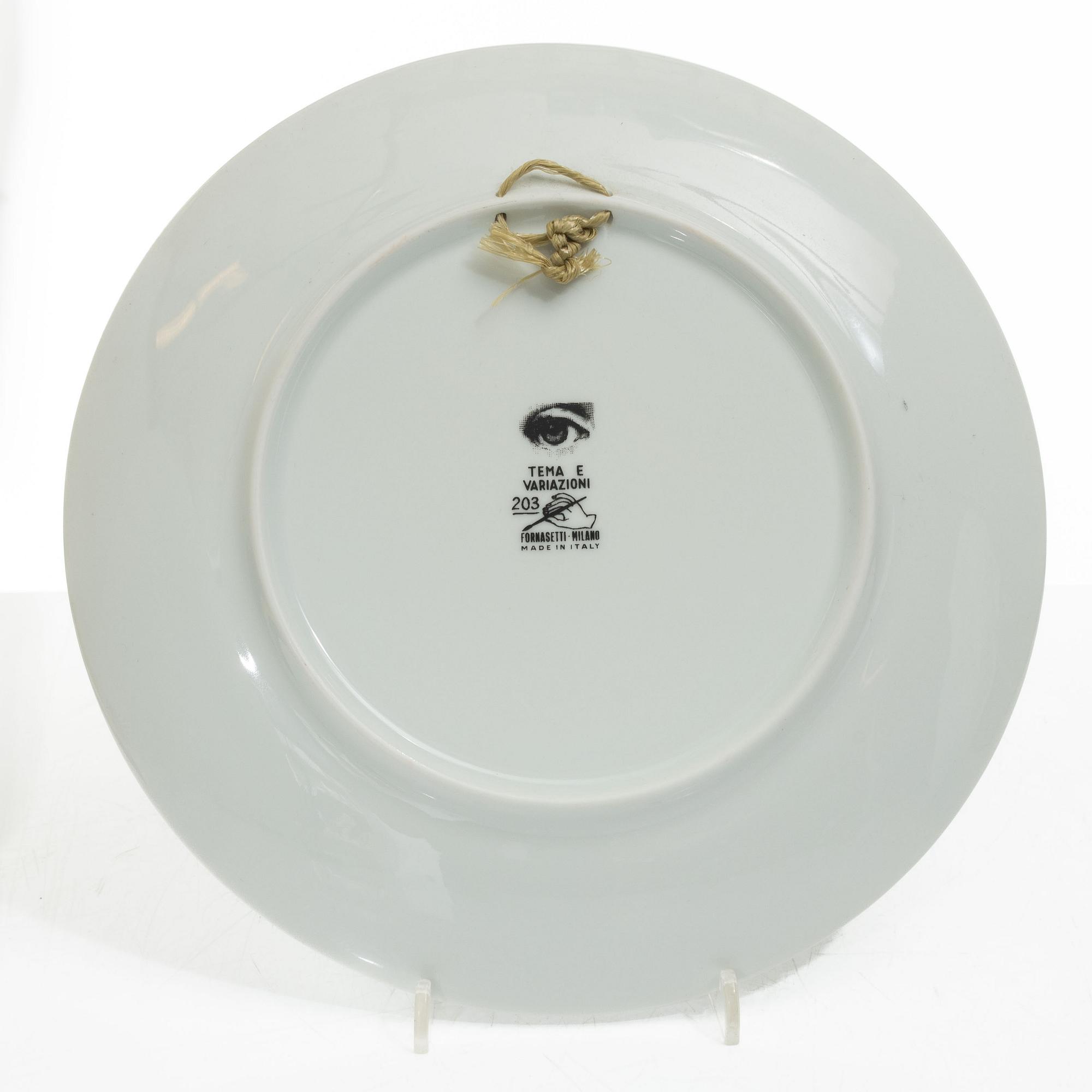 Piero Fornasetti, tallrikar, 2 st, porslin, "Tema e Variazioni", Milano, Italien.