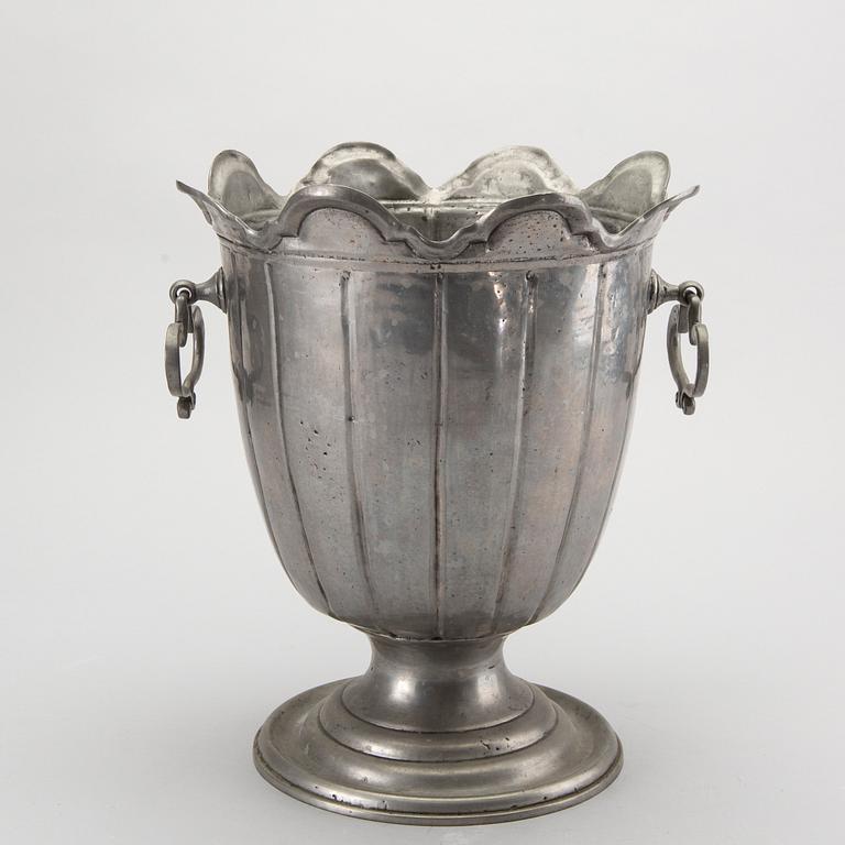 A first half och 20th century pewter Champange cooler.