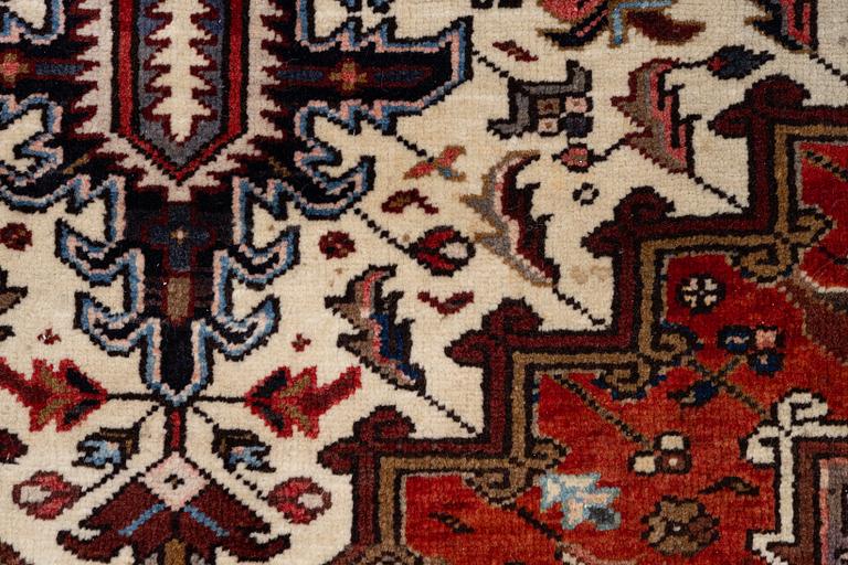 Rug, Heris/Gorovan, approx. 300 x 195 cm.