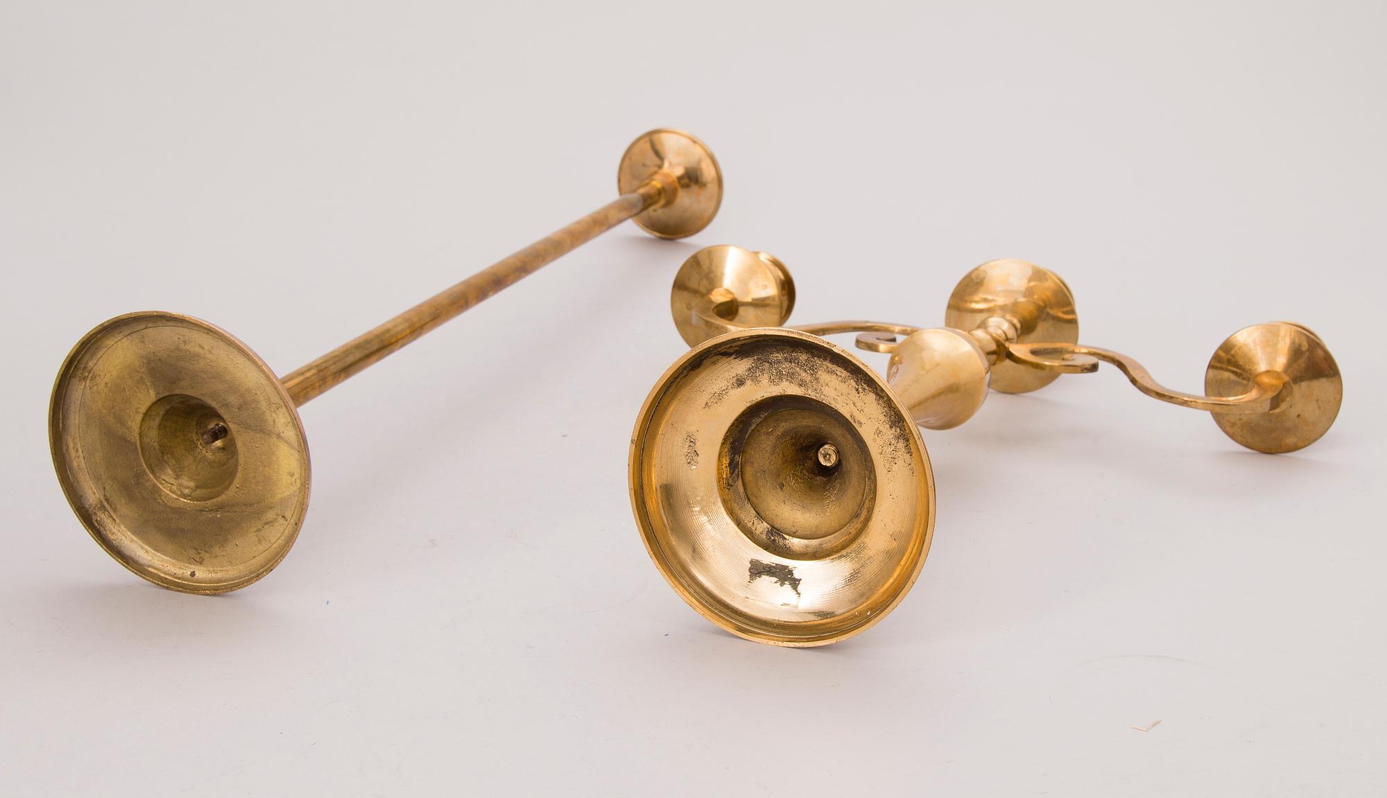 PARTI KANDELABRAR OCH LJUSSTAKAR, mässing, 1800/1900-tal.