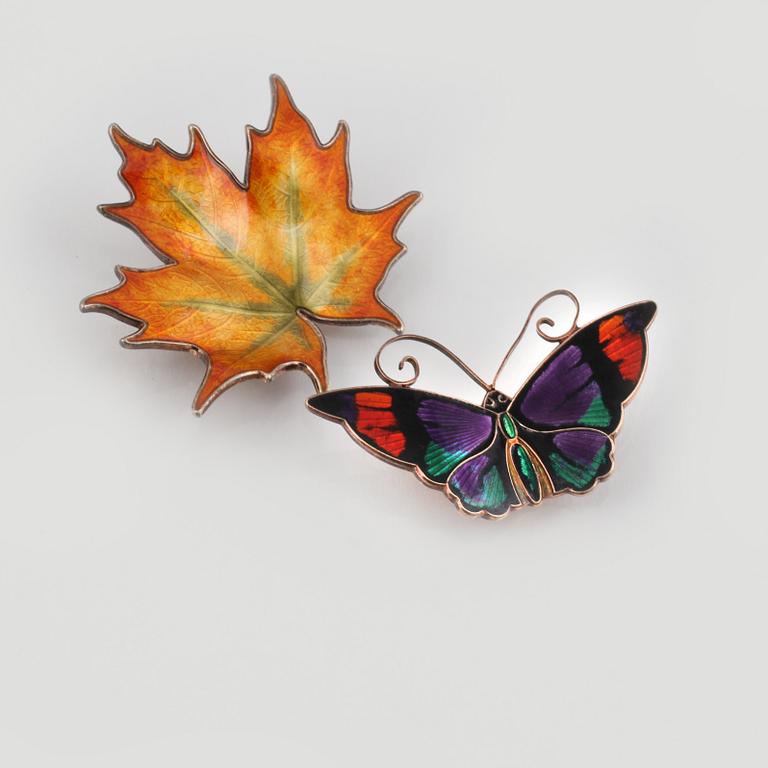 BROSCHER, 2 st, sterlingsilver samt emalj, delvis David Andersen, Norge. Vikt 29,1 gram.