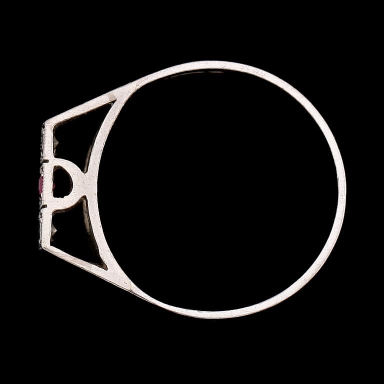 RING, 18 k vitguld, röd sten och diamanter 0.06 ct enligt gravyr. Total vikt ca 4 g.