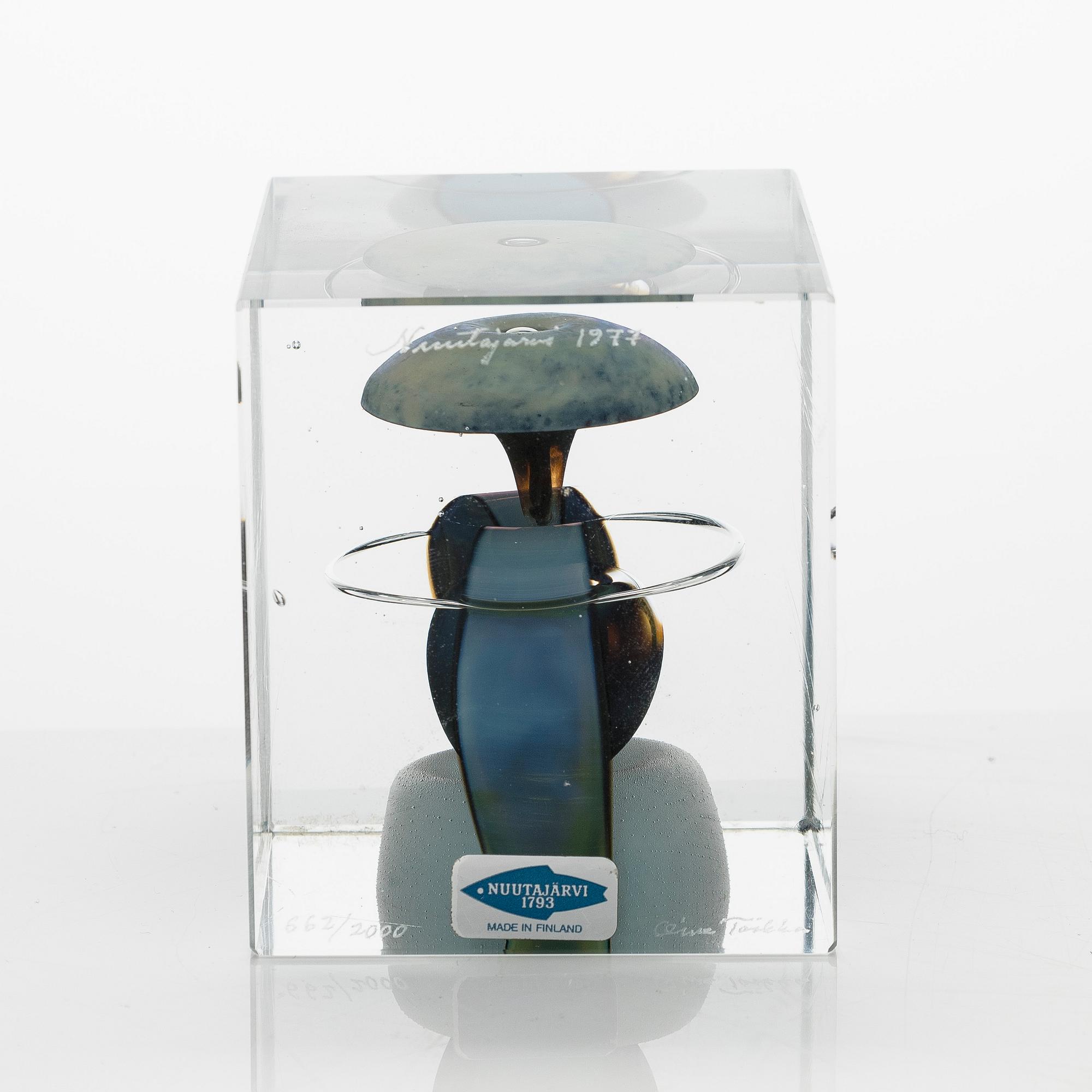 Oiva Toikka, vuosikuutio, signeerattu Oiva Toikka, Nuutajärvi 1977, numeroitu 662/2000.