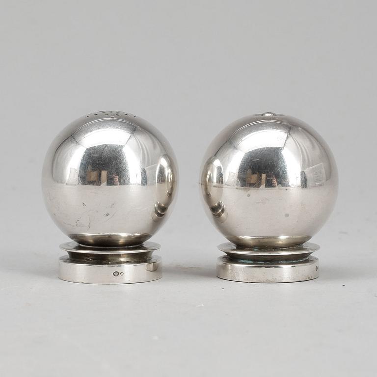 KRYDDKAR, ett par, silver, "Pyramid" Harald Nielsen, Georg Jensen, Danmark. Total vikt.