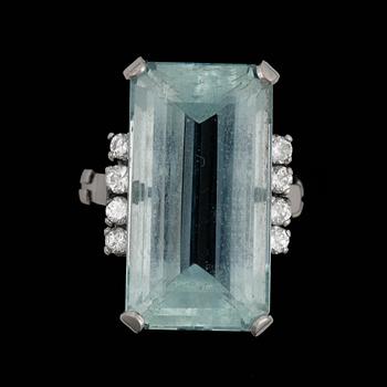 RING, art deco, platina med rektangulär akvamarin samt 8  briljantslipade diamanter tot ca 0,32 ct. Vikt ca 8,1 gram.
